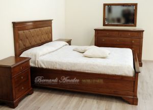 Letto classico matrimoniale in legno massiccio con pannello testiera imbottito in vera pelle